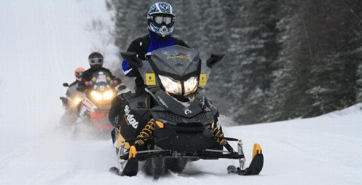 Les motoneigistes gardent le moral malgré l’absence de neige