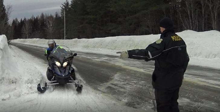 Les policiers motoneigistes de la Sûreté du Québec (S.Q.) … en permanence dans les sentiers FCMQ