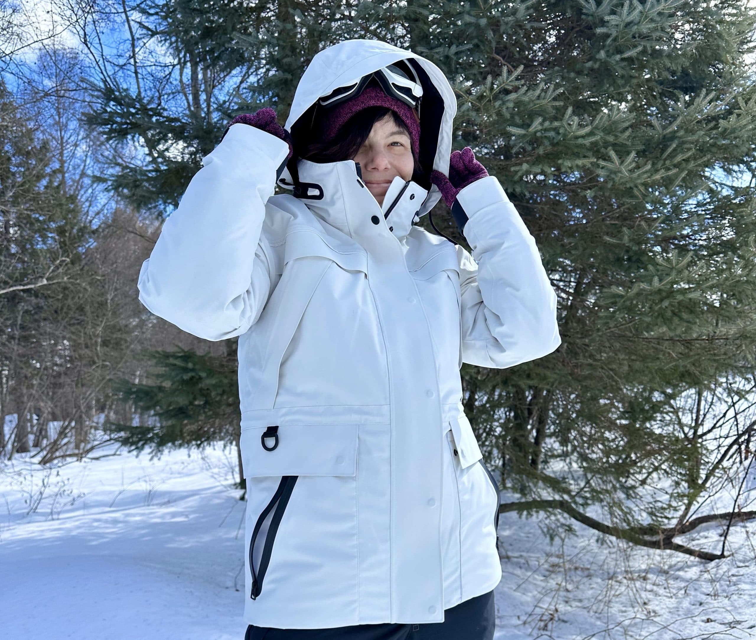 une femme porte le manteau typha x kanuk