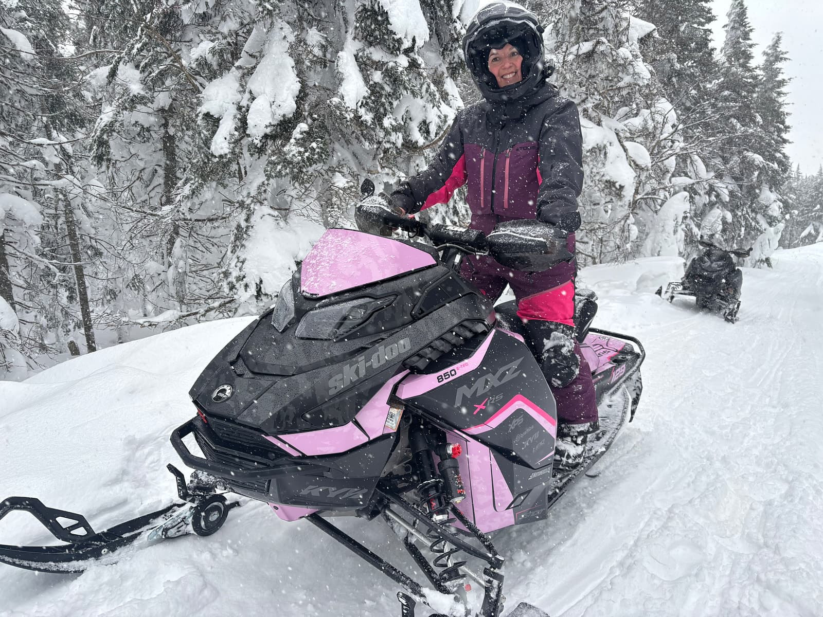 Monosuit isolé TOBE Celsus pour la motoneige : chaud, féminin et conçu pour rouler avec style