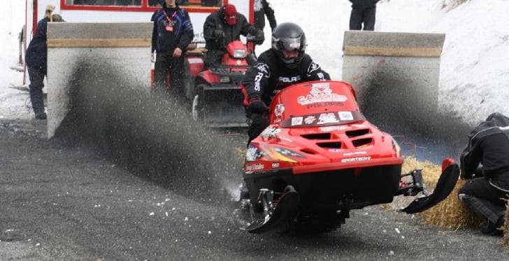 Des motoneigistes rivalisent de vitesse à Eel River Crossing