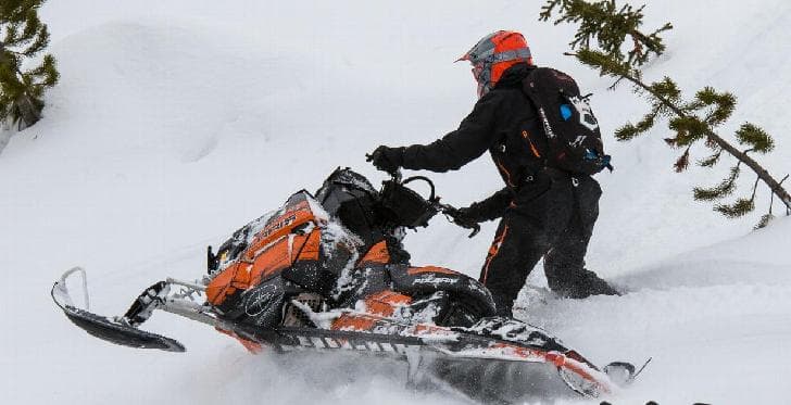 Oui à la motoneige dans les monts Groulx