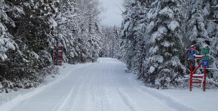 Des passerelles pour remplacer un pont de glace sur le sentier no 5 de motoneige