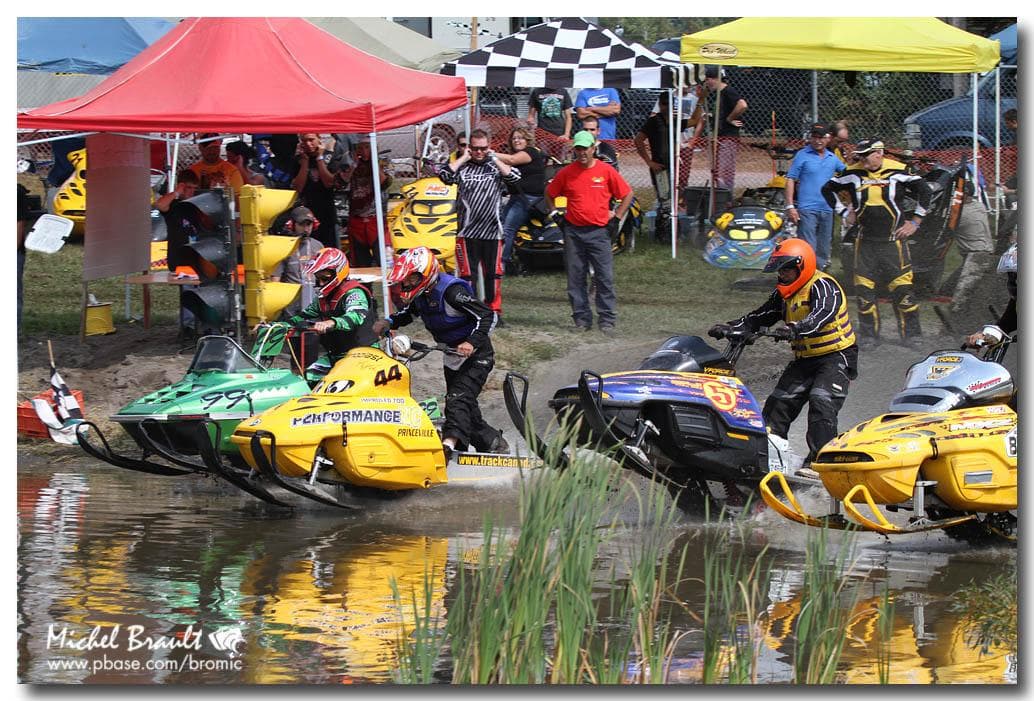Une journée aux courses de motoneige... sur l'eau !