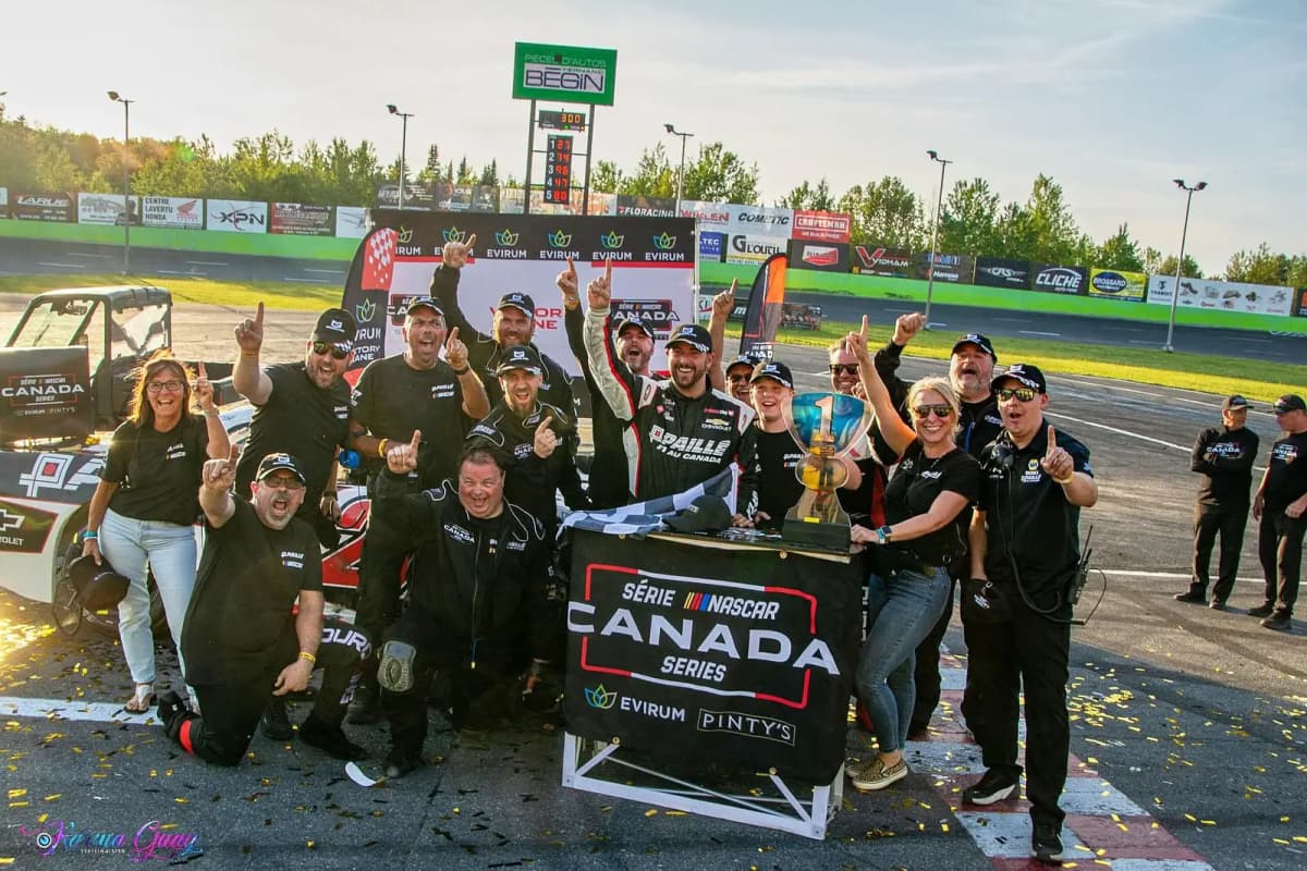 Andrew Ranger et l'équipe Paillé Course/Racing avec un trophée de première place dans la série NASCAR Canada.