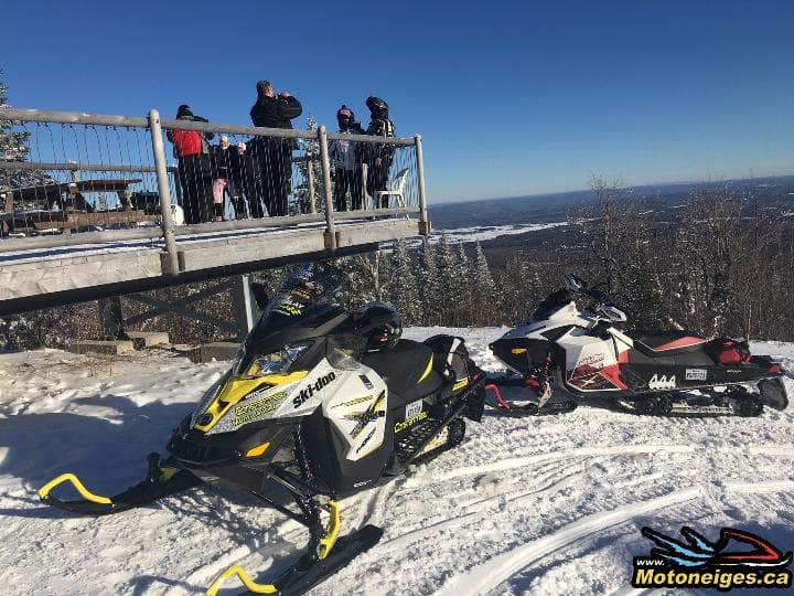 Montagne de diable avec la vue sur les Hautes-Laurentides 