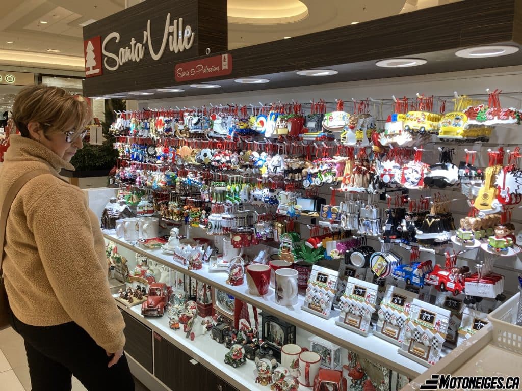 Ornements et souvenirs: les motoneiges du Père Noël