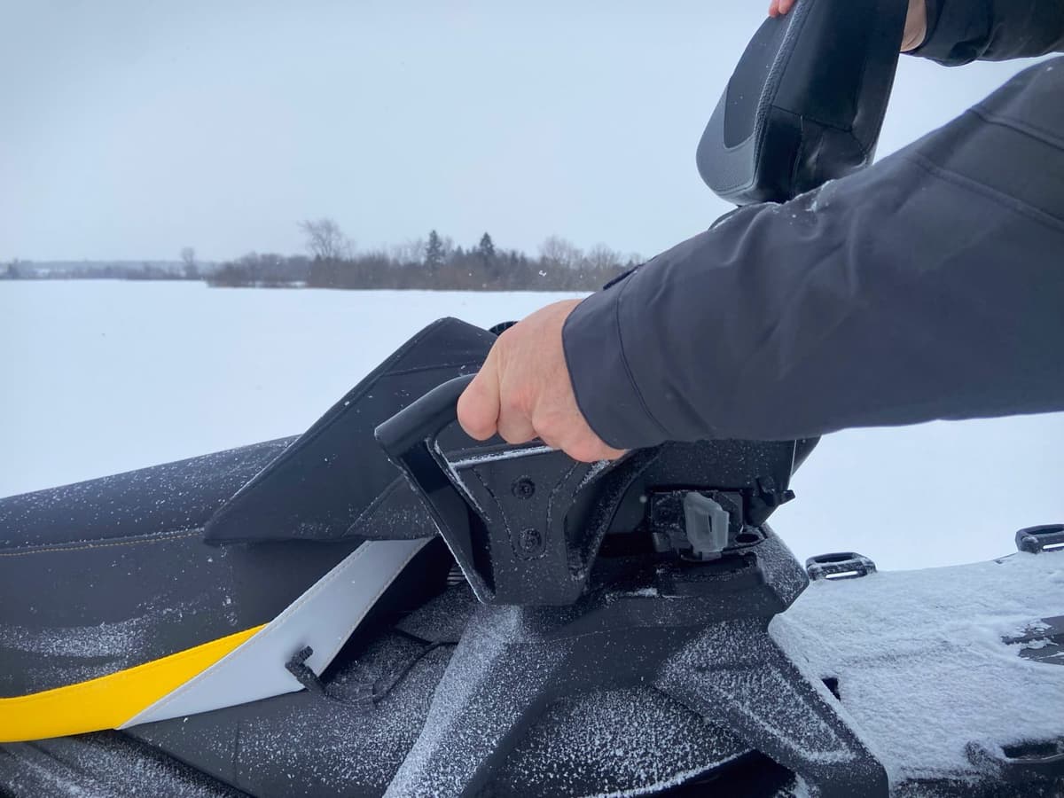le siège passager LinQ sentier en processus d'être installé sur une motoneige