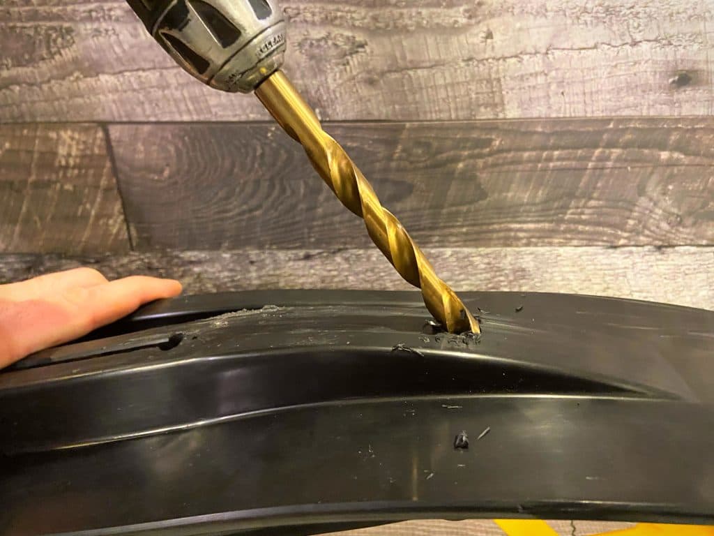Perçage du trou sur la Quille, étape 2 de l'installation des Snowtrackers