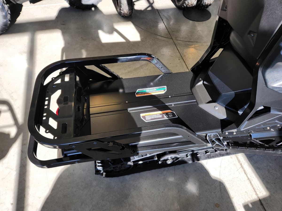 espace pour valise à l'arrière de la motoneige électrique