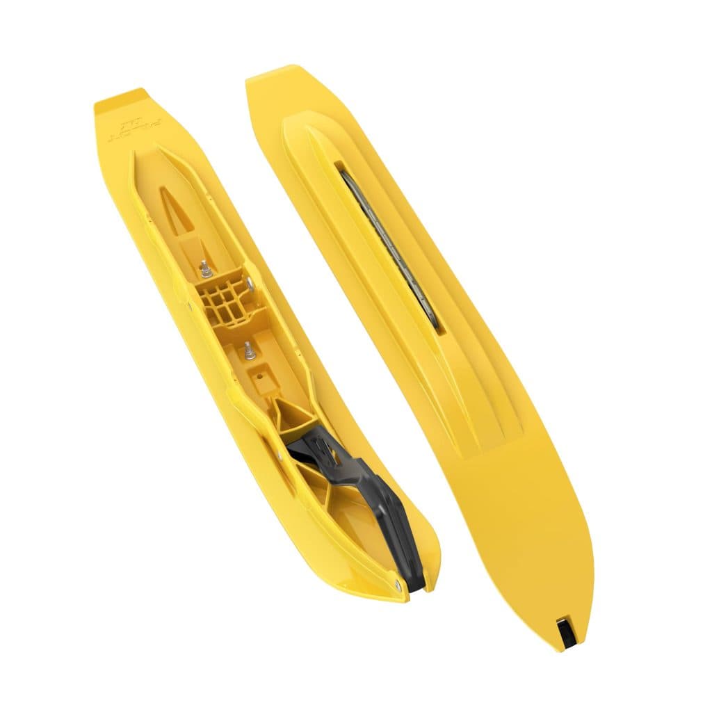 Skis Pilot RX jaunes sur fond blanc