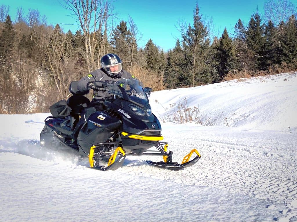 renegade adrenaline 2024 sur une piste