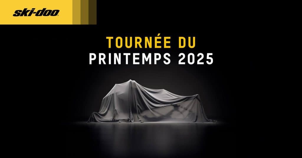 Inscription Tournée du printemps 2025 sur fond noir avec une motoneige couverte d'un drap