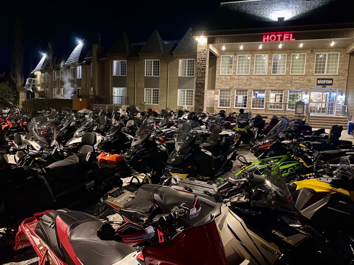 le stationnement réservé aux motoneiges du petit manoir du casino dans la région du charlevoix