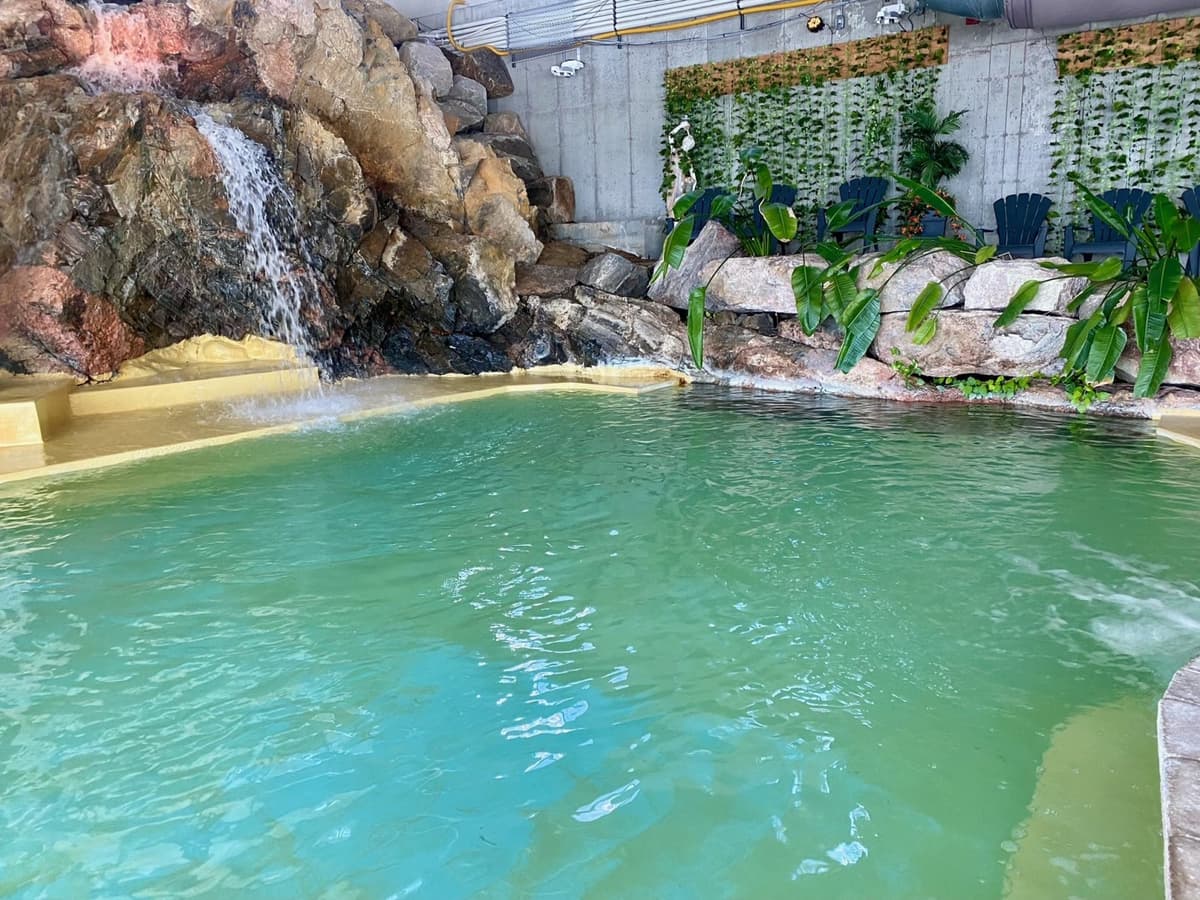 bassin du spa du petit manoir du casino