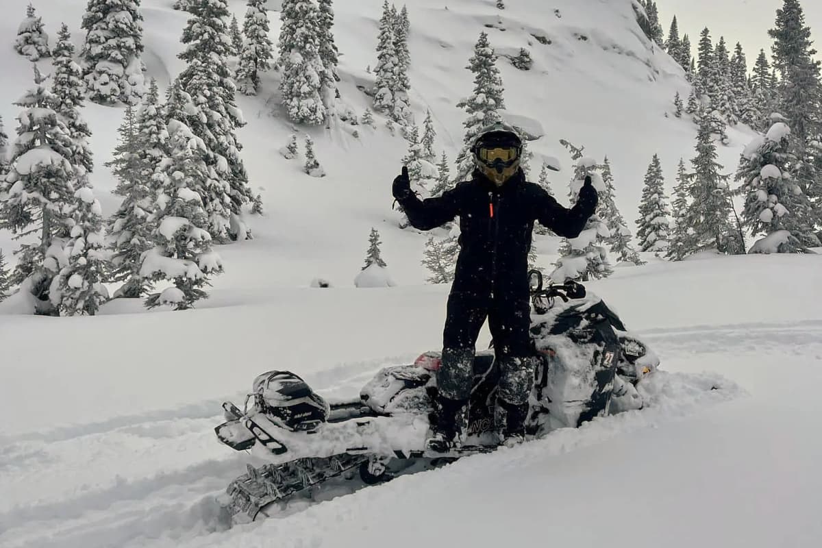 andrew ranger sur sa motoneige hors-piste dans les monts Valin.