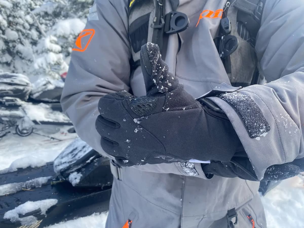 gros plan sur la main de Mathieu qui indique un pouce en l'air en portant les gants KLIM