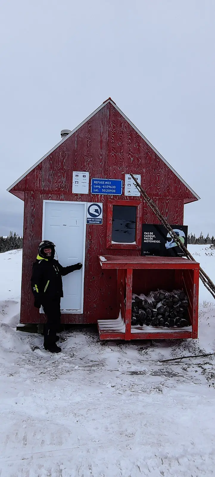 refuge de motoneige sur la route blanche en basse-côte-nord.