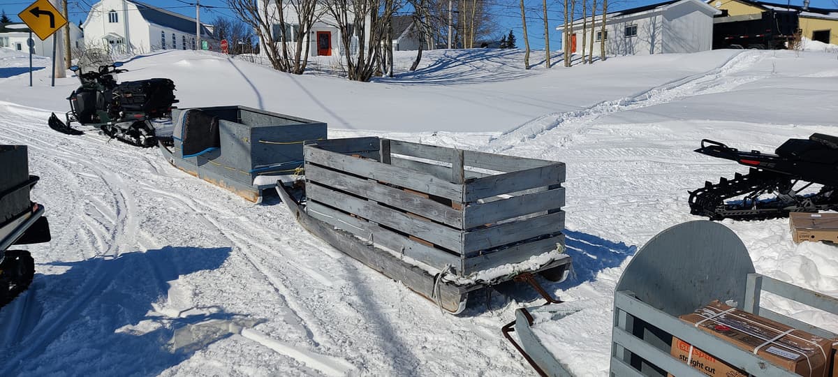 véhicule de livraison avec trois traîneaux