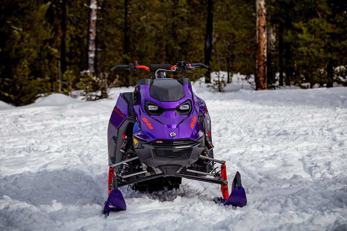 Vue de face du Freeride 2027 Ski-Doo en violet Ultraviolet.