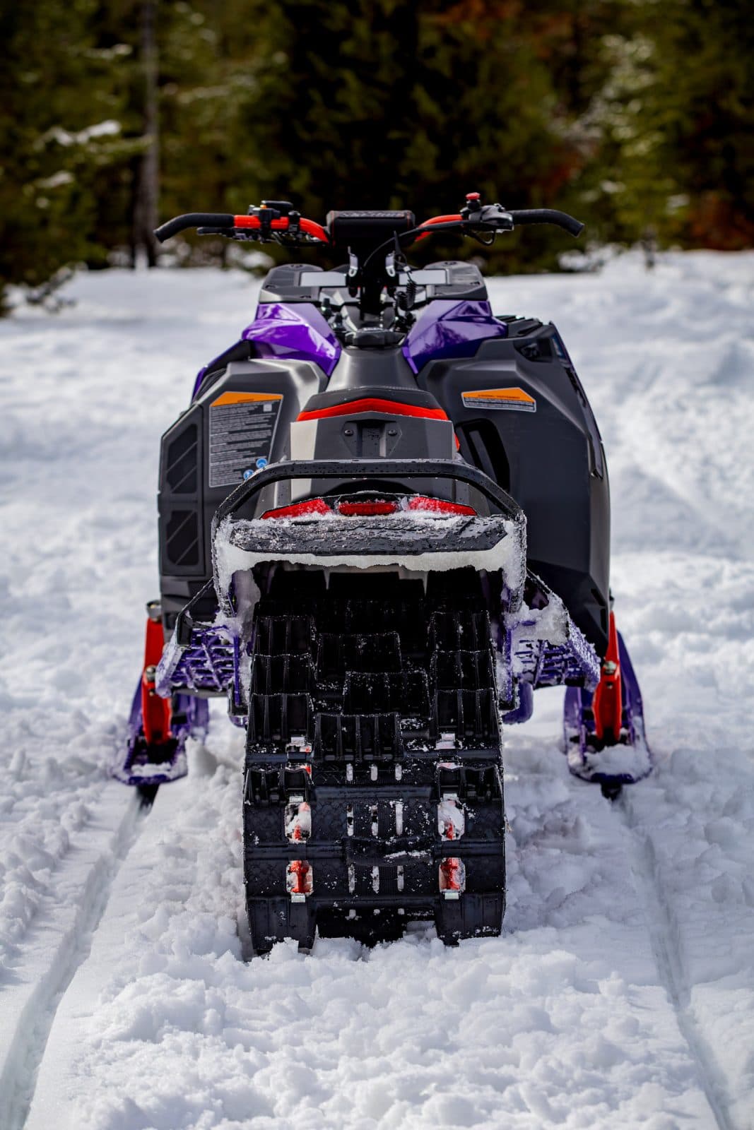 Vue arrière du Freeride 2027 et de la chenille PowderMax X-Light.