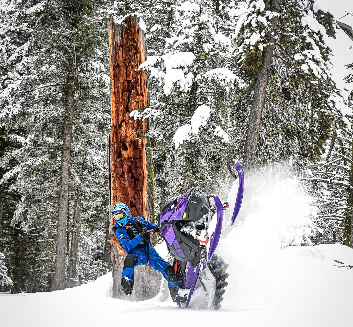 Le Freeride 2027 dans une section technique en montagne.