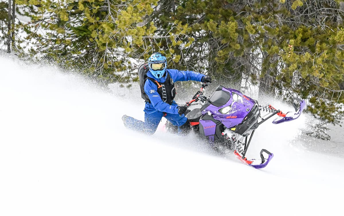 Le Freeride 2027 850 E-TEC Turbo R en action lors du SnowShoot.
