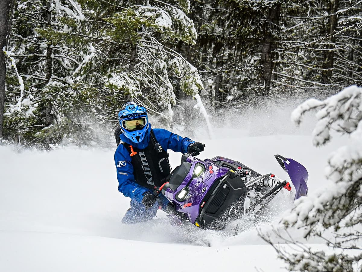 Pilote en bleu sur un Freeride 2027 Ultraviolet dans la poudreuse.