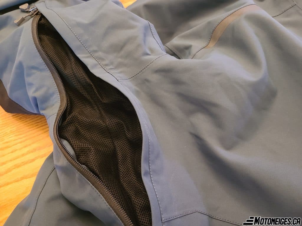 Les deux zips d’aération sous les bras sont longs. On peut donc ajuster la quantité d'air que l'on désire afin de rester confortable toute la journée.