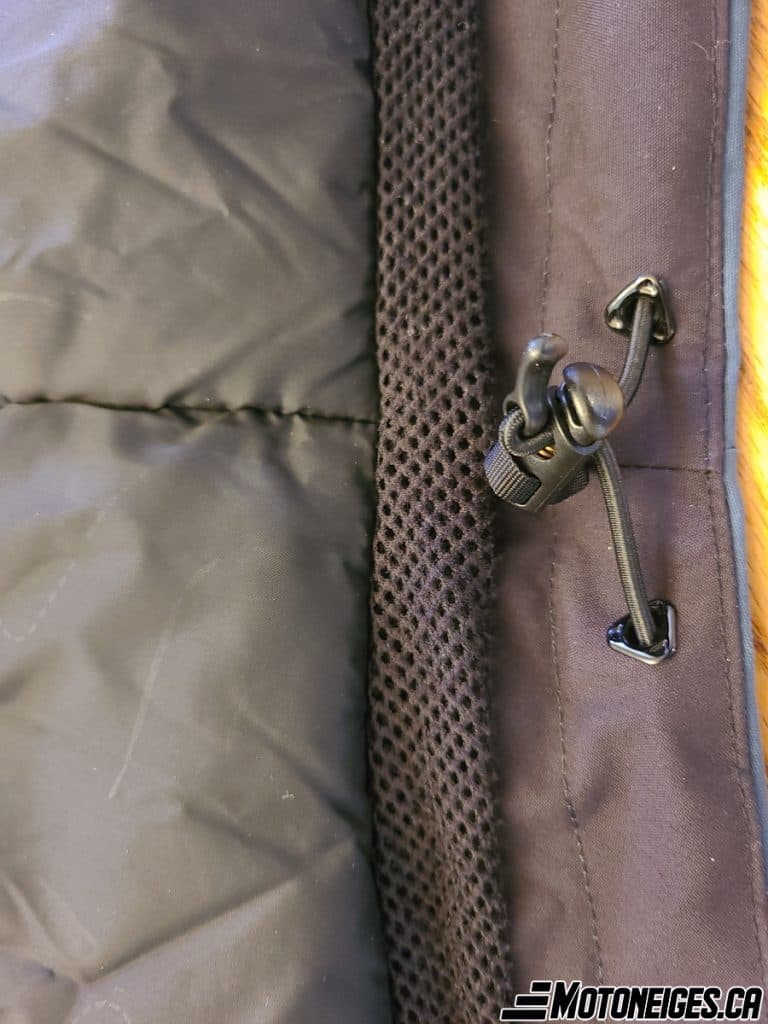 Le manteau comprend plusieurs ajustement afin qu'il puisse offrir un maximum de confort et de protection lorsqu'on le porte.