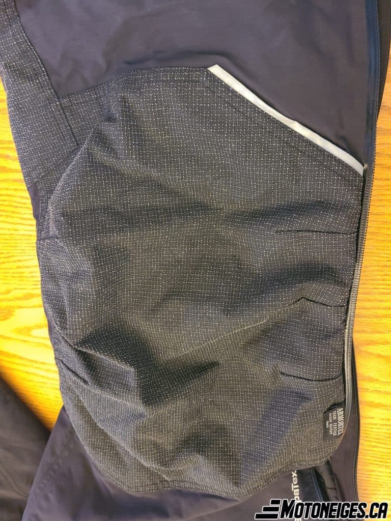 La salopette comporte des bandes de Kevlar aux genoux, au bas des jambes ainsi qu’à l’intérieur des mollets. Ce sont des endroits qui sont le plus propice au frottement sur les côtés du tunnel et les marchepieds. Notre vêtement restera donc en excellent état même après des années d'utilisation intensif.
