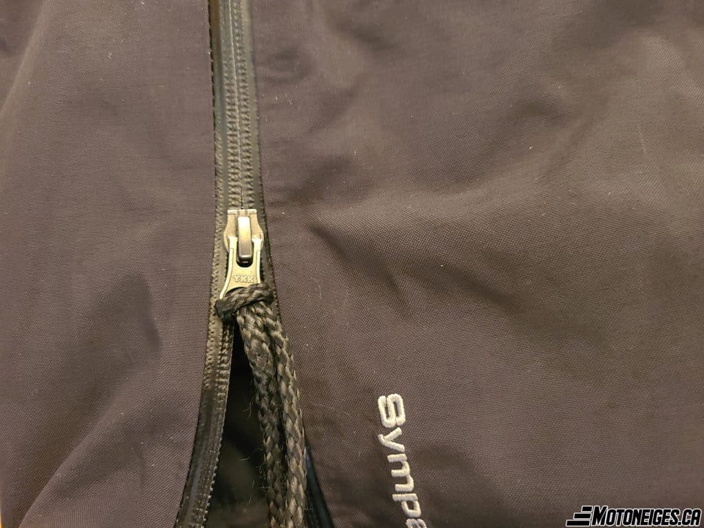 J'ai dû ajouter un petit bout de lacet sur les languettes des zippers qui sont situés sur le côté des jambes. Ceci permet une meilleure prise lorsque j'ouvre ou ferme la fermeture-éclair