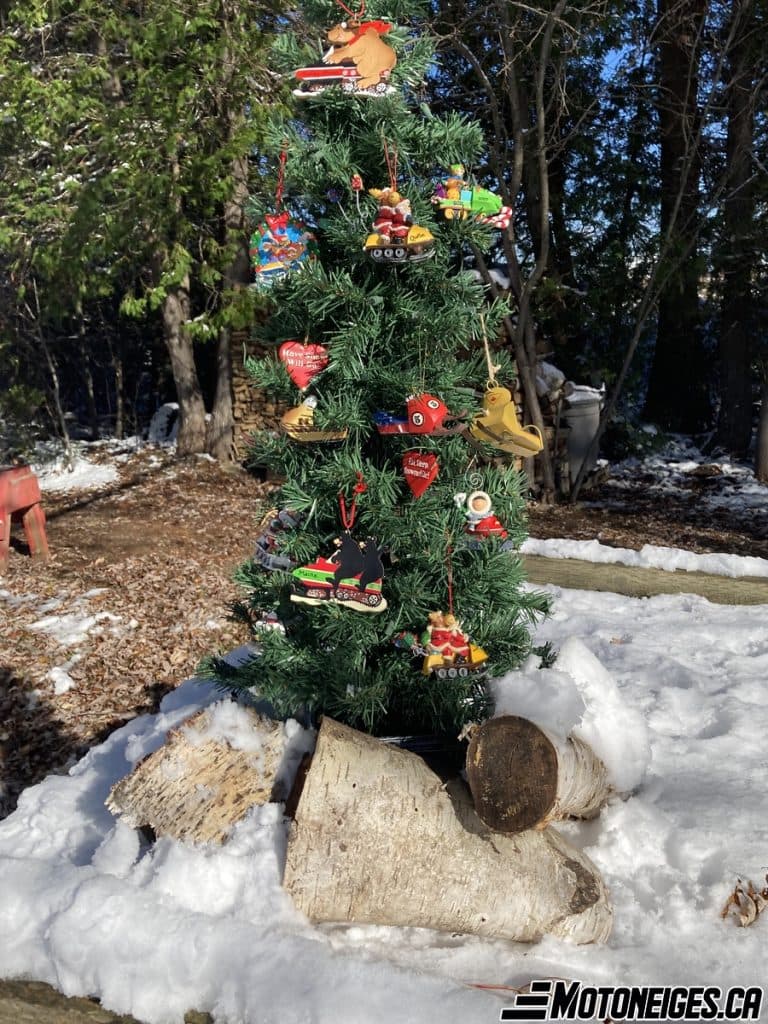 Ornements et souvenirs: les motoneiges du Père Noël