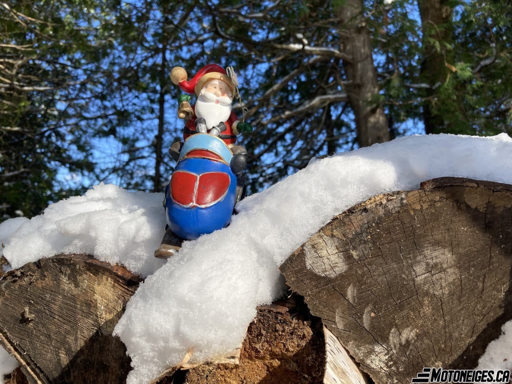 Ornements et souvenirs: les motoneiges du Père Noël