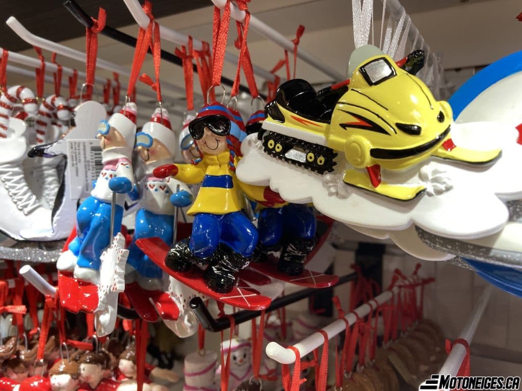Ornements et souvenirs: les motoneiges du Père Noël
