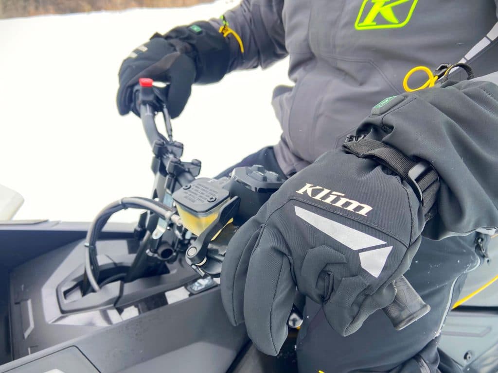 gants resistor de klim sur un guidon de motoneige