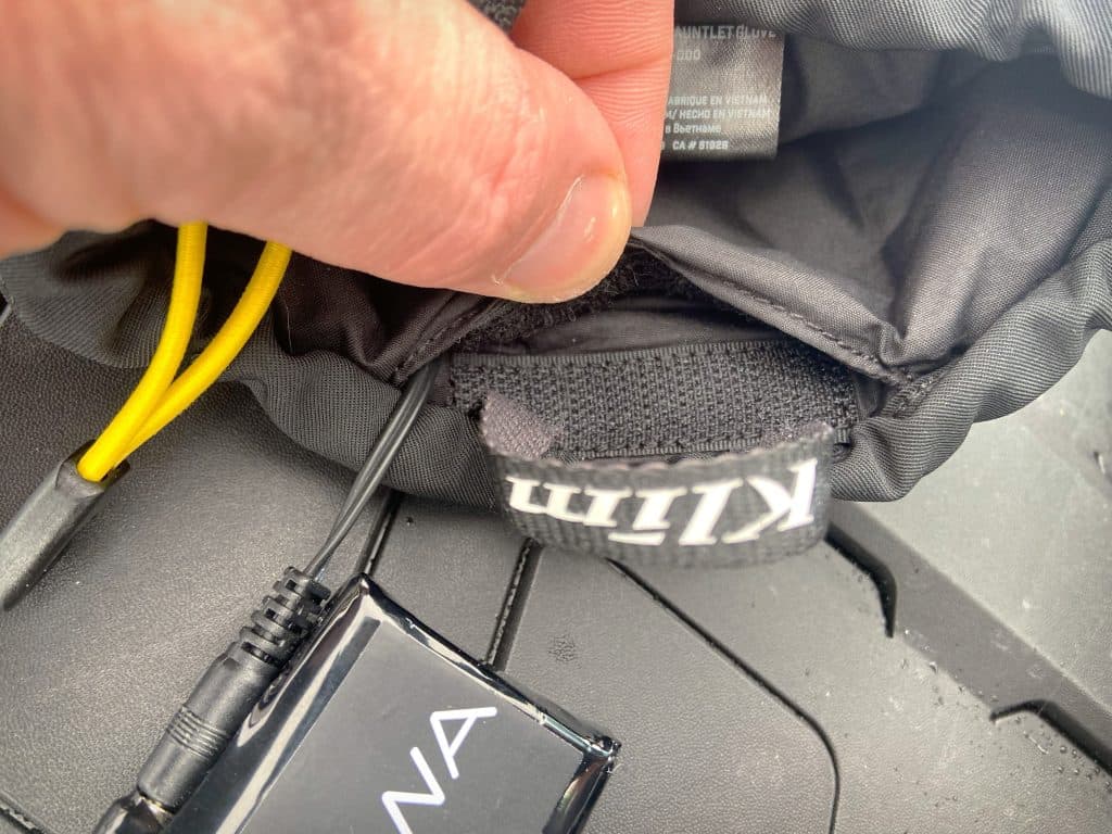 Compartiment à batterie des gants chauffants resistor scellé d'un velcro