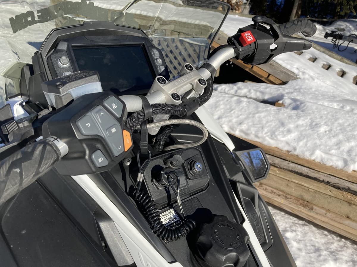 guidon et poste de pilotage de la prostar s4 indy adventure 2023
