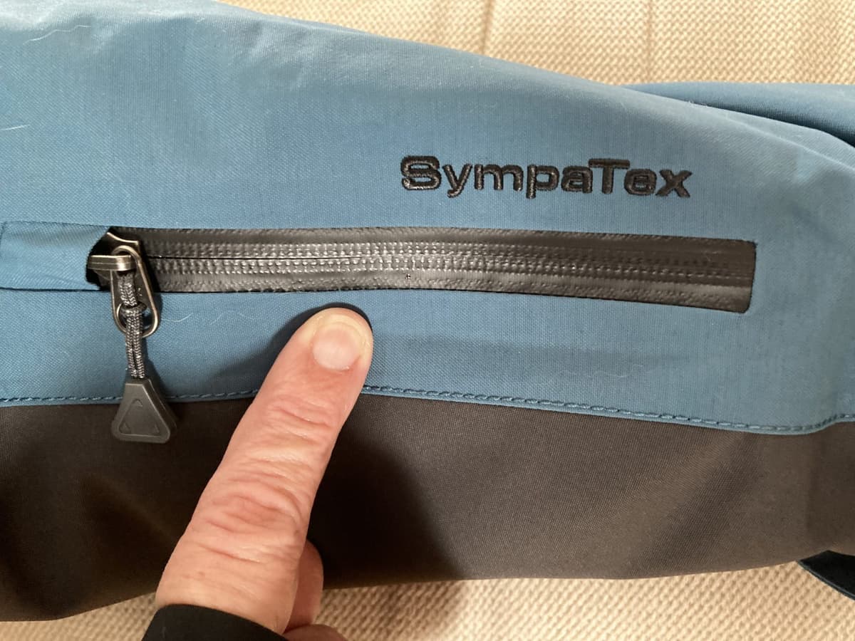 Poche zippée sur le bas de la manche gauche du manteau 3-en-1 contego