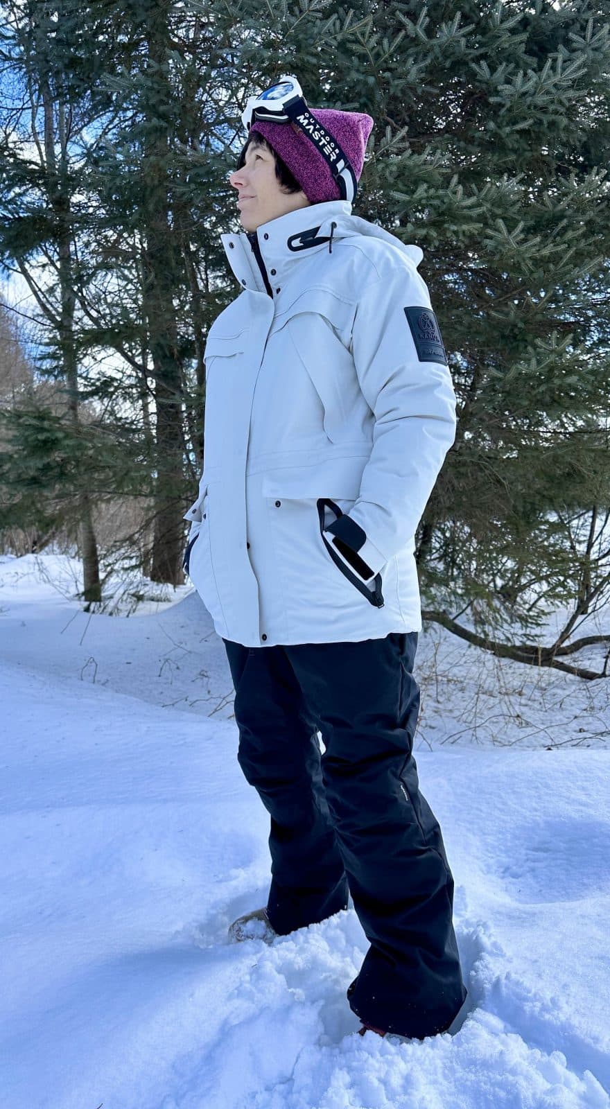 une femme porte le manteau typha x kanuk dans la neige