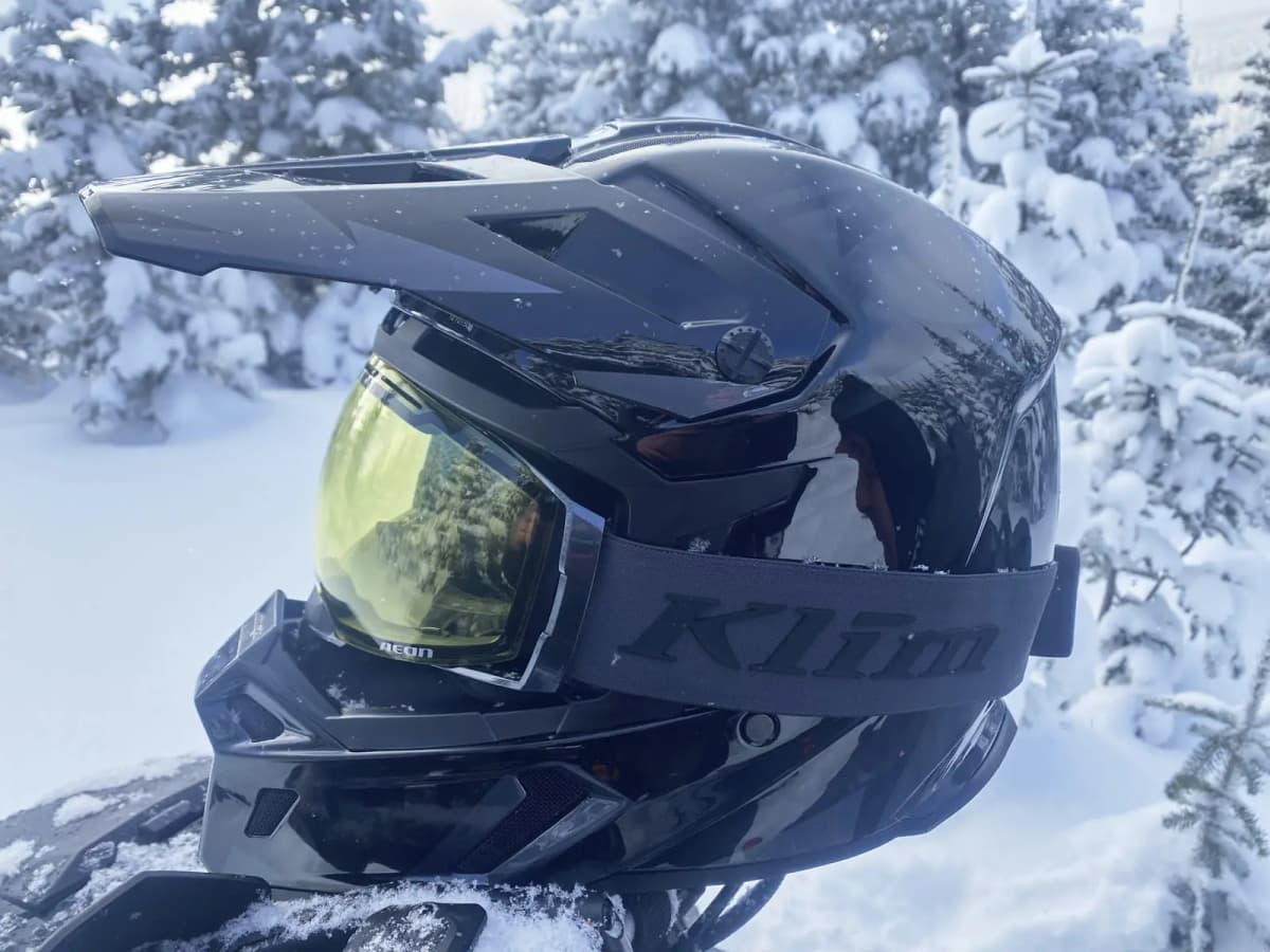 Casque KLIM F5 et lunette avec lentille torique démontrant le volume d’air supérieur, photographié de profil.