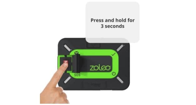 Le communicateur ZOLEO avec un doigt appuyant sur le SOS