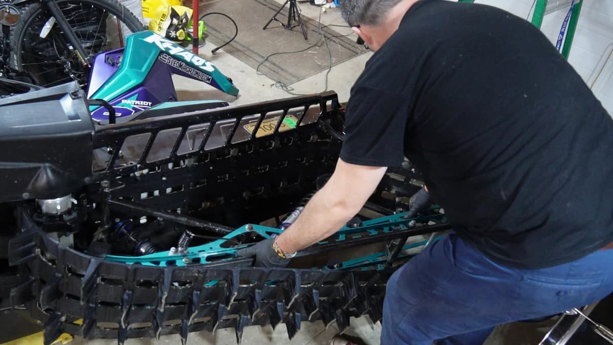 Remplacement de la chenille Polaris Matryx RMK Khaos SLASH 9R
