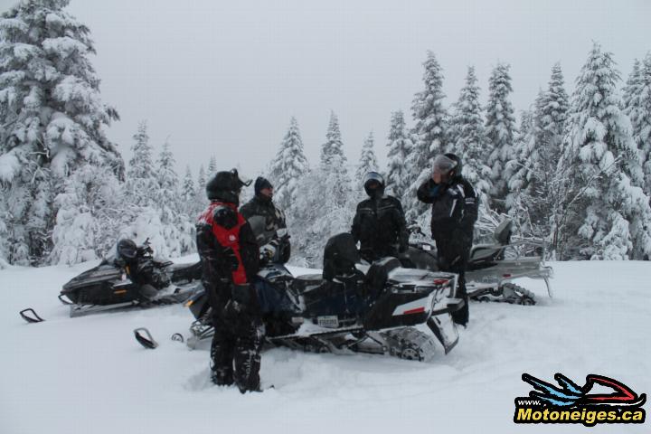 Montagne Noire avec bonshommes de neige et discussions entre motoneigistes.