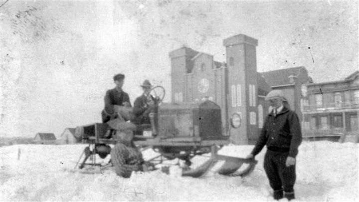 La motoneige de J.D. Bureau, 1926. Crédit : BAnQ Rouyn-Noranda, Fonds J.D. Bureau