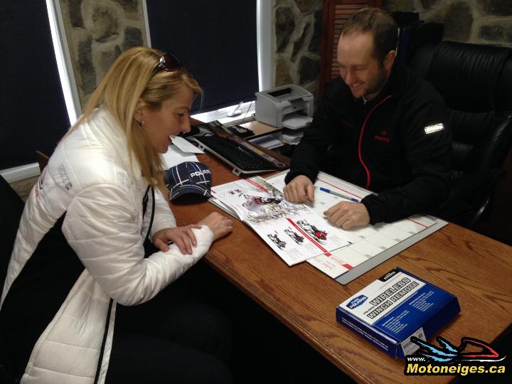 Christian Barbeau, propriétaire de CM Barbeau, discute des particularités de la 800 H.O. Switchback 2015 avec Karine Beaudoin, chroniqueur et pilote d'essai pour Motoneiges.ca