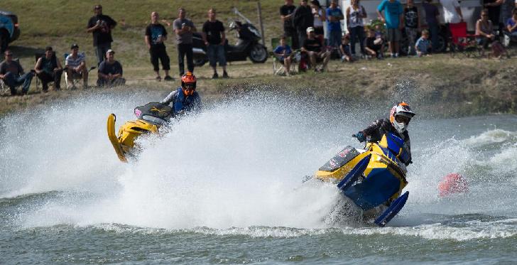 Les courses de motoneige sur l’eau à Larouche : Motoneiges.ca y sera!