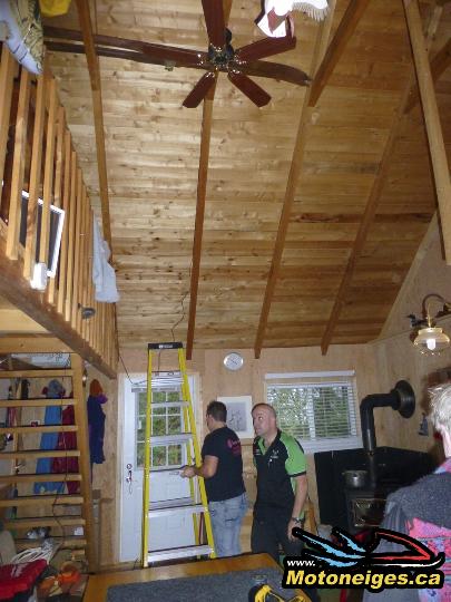 Les ventilateurs de plafond répartissent très bien la chaleur du poêle au bois et conservent les planchers plus chauds. En été, ils contribuent à dissiper la chaleur.