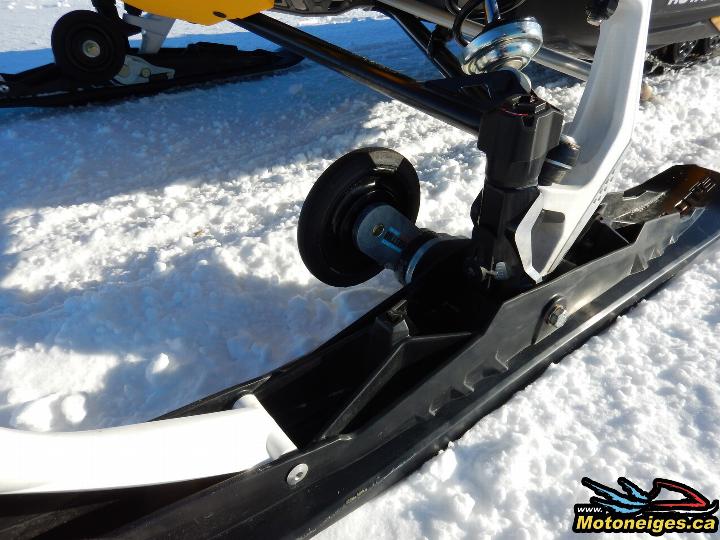 The revolutionary Pilot TS skis are among the standard equipements of the MXZ Blizzard