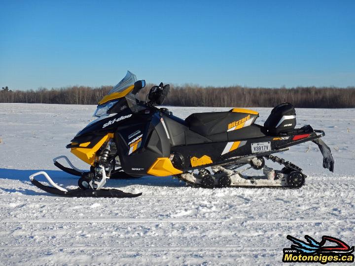 The MXZ Blizzard 1200 is equipped with a track of 129 in./327,6 cm and the rMotion suspension 